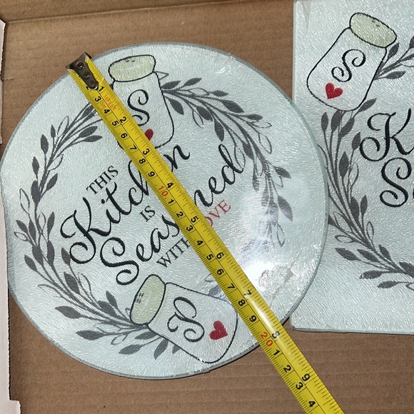 New Set Round & Square “This Kitchen is Seasoned with Love” Glass Cutting Boards - Picture 3 of 7